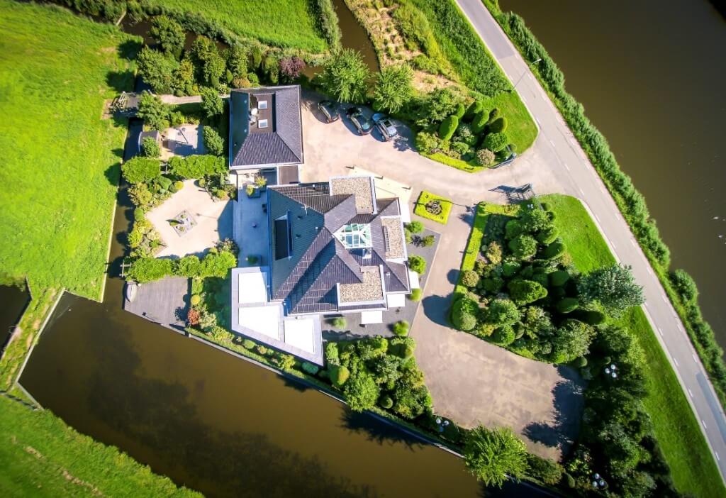 Duurzame-stolpboerderij-pyramide-dak-moderne-architect-Zijlstra-Schipper-Architecten-Wormer-Noord-Holland-01