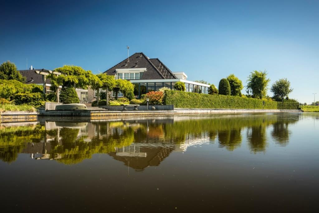 Duurzame-stolpboerderij-pyramide-dak-moderne-architect-Zijlstra-Schipper-Architecten-Wormer-Noord-Holland-03