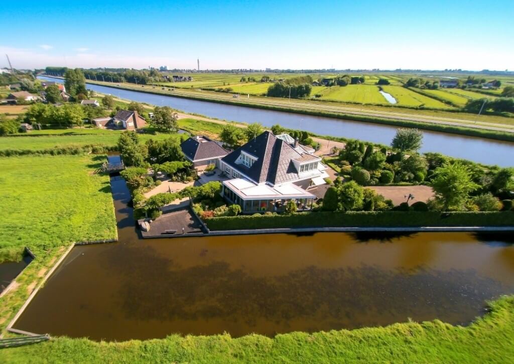 Duurzame-stolpboerderij-pyramide-dak-moderne-architect-Zijlstra-Schipper-Architecten-Wormer-Noord-Holland-07